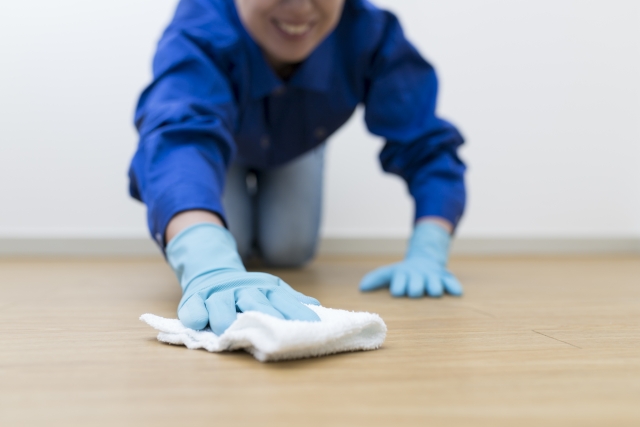 床の拭き掃除をする女性