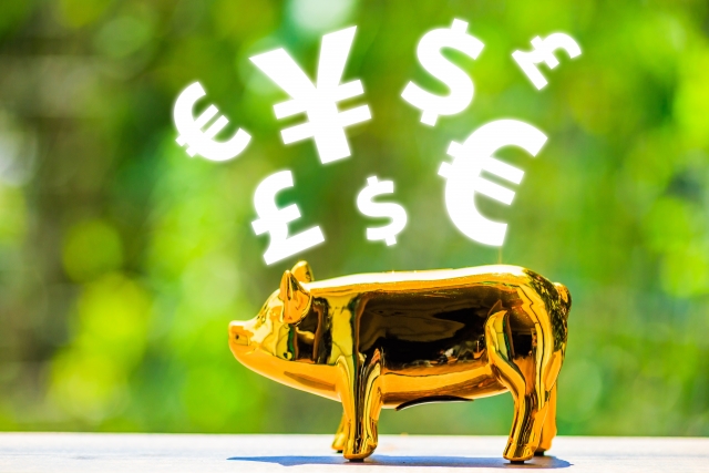 黄金の豚と通貨マーク