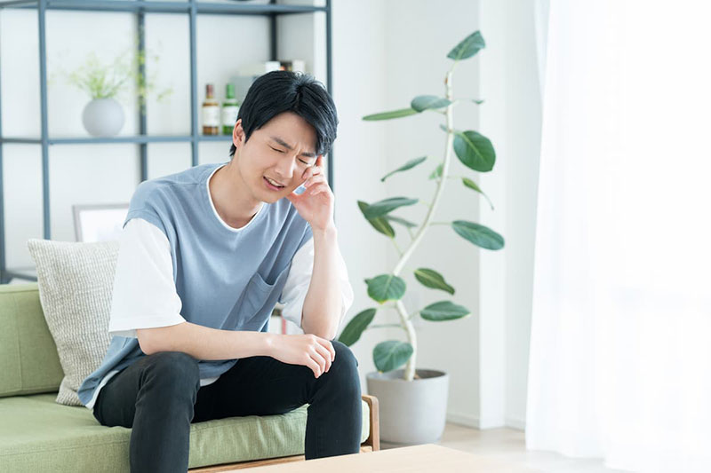 悩む男性
